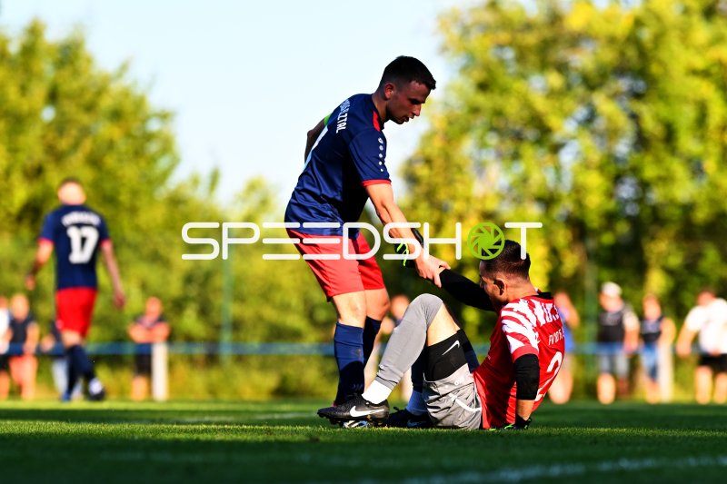 Fairplay-Moment: Spieler hilft Gegner auf