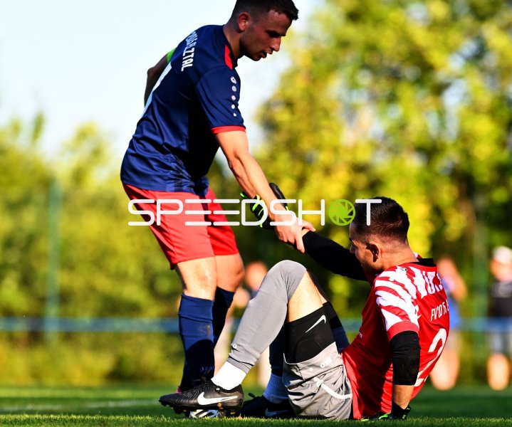 Fairplay-Moment: Spieler hilft Gegner auf