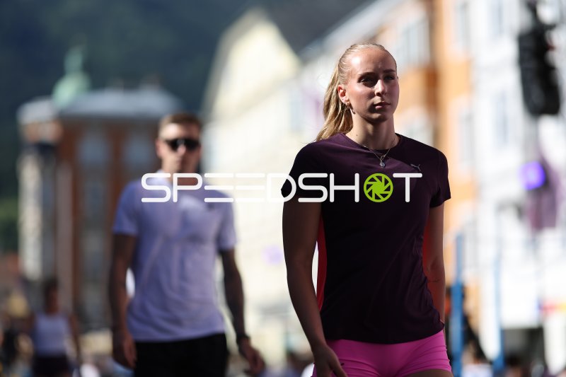 Apolena Švábíková beim Stabhochsprung-Wettkampf in Innsbruck