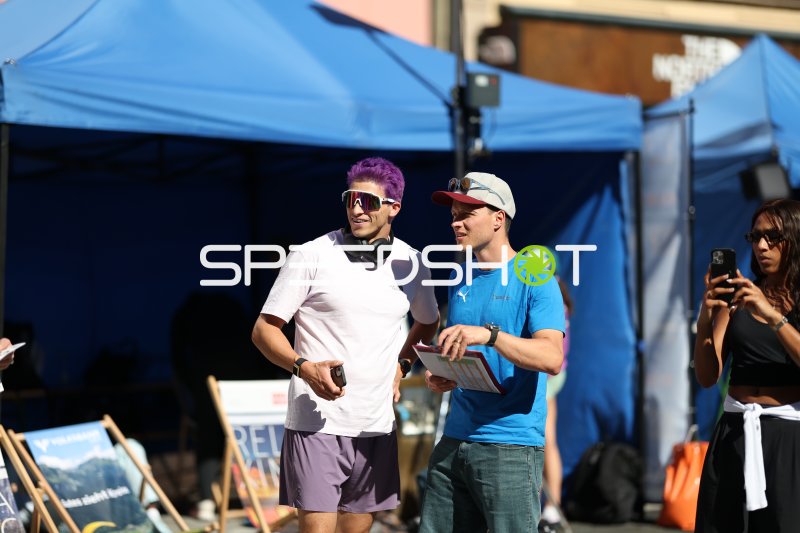 Zwei Personen im Gespräch bei Leichtathletik-Veranstaltung in Innsbruck