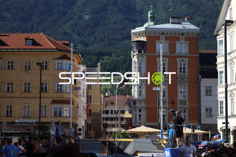 Stabhochsprung in der Altstadt Innsbruck beim Golden Roof Challenge