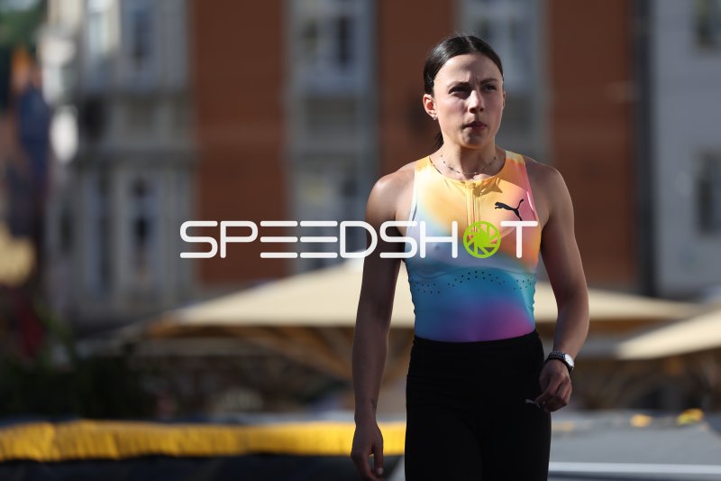 Athletin beim Weitsprung oder Stabhochsprung in Innsbruck