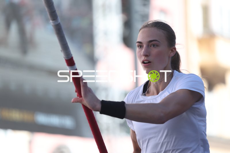 Allika Inkeri Moser beim Stabhochsprung in Innsbruck