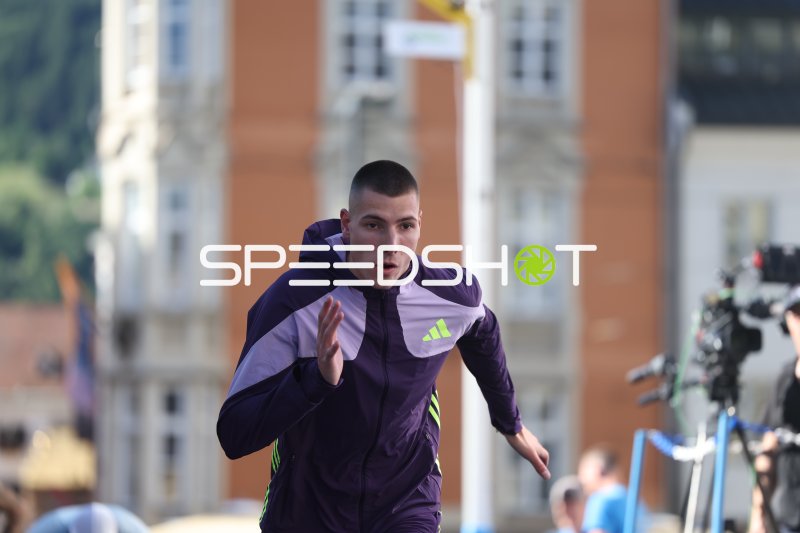 Athlet beim Sprint in der Altstadt Innsbruck