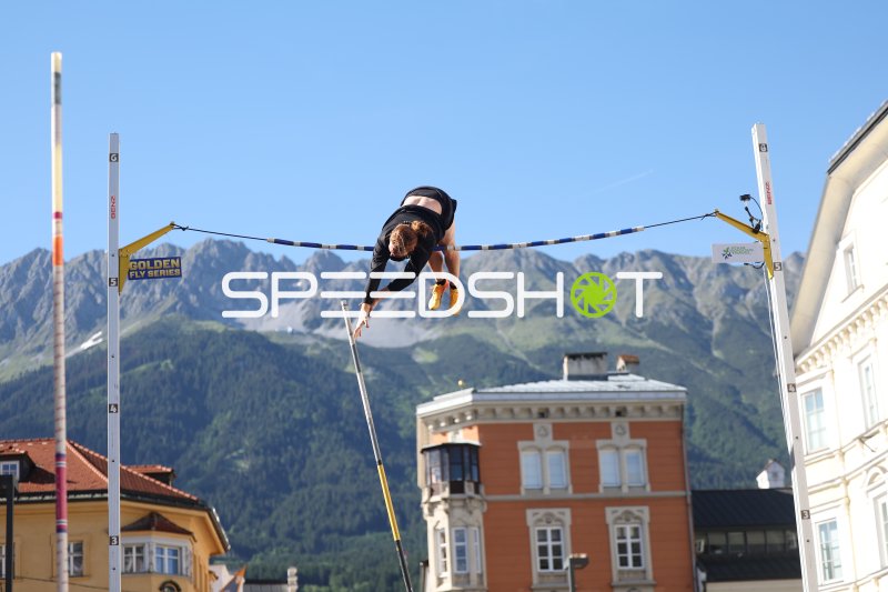 Stabhochsprung in der Altstadt Innsbruck bei der Golden Fly Series