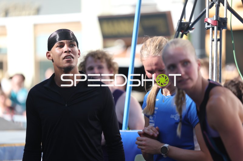 Chenoult Lionel Coetzee, Joel de Jong und Helena Börner beim Weitsprung in Innsbruck