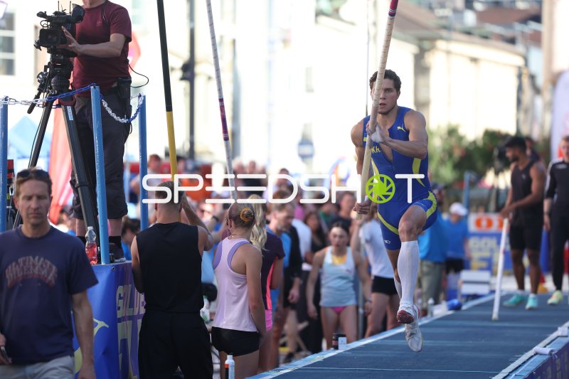 Stabhochspringer beim Anlauf in der Altstadt Innsbruck