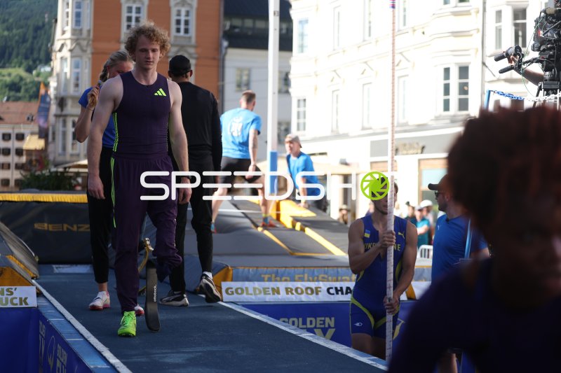 Joel de Jong beim Stabhochsprung in der Altstadt Innsbruck