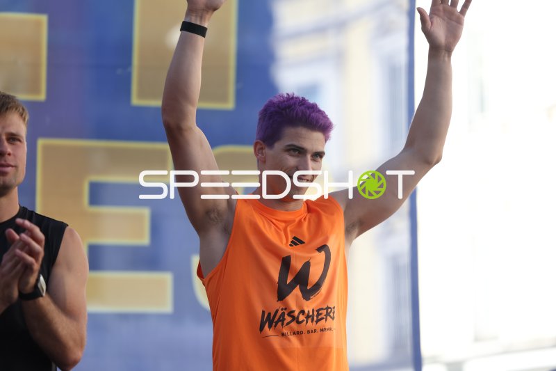 Athlet mit lila Haaren jubelt bei Leichtathletik-Event in Innsbruck