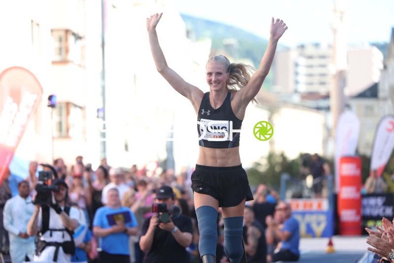 Fleur Jong jubelt beim Weitsprung-Event in Innsbruck