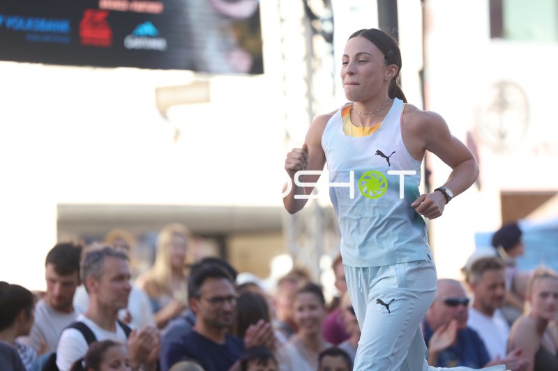 Athletin beim Laufwettbewerb in der Altstadt Innsbruck