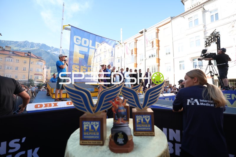 Siegerehrung bei der Golden Fly Series Innsbruck in der Altstadt