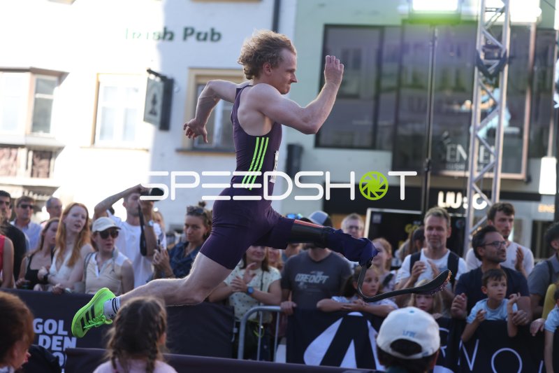 Weitsprung-Athlet mit Prothese beim Golden Roof Challenge in Innsbruck