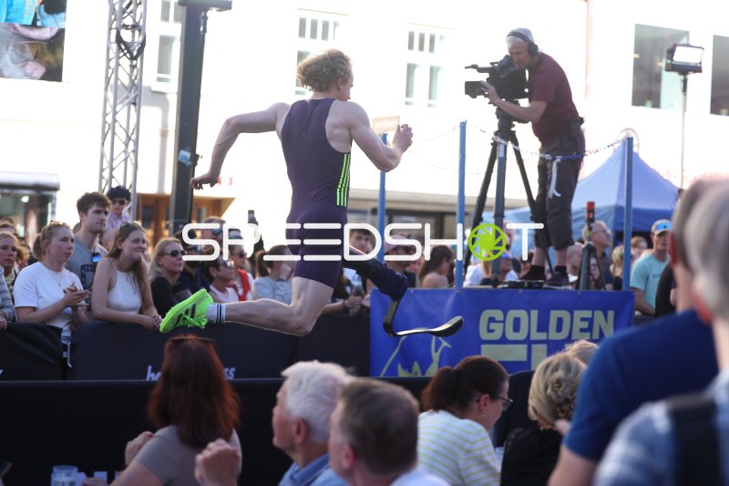 Stabhochspringer beim Anlauf beim Golden Eagle in Innsbruck