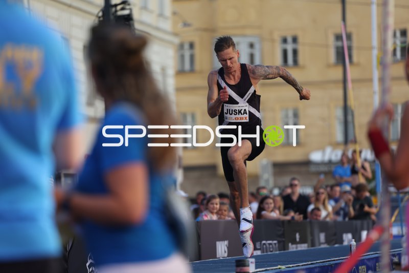 Radek Juška beim Weitsprung in der Altstadt Innsbruck