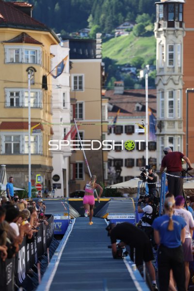 Apolena Švábíková beim Stabhochsprung in der Altstadt Innsbruck