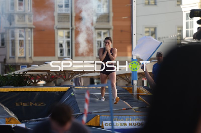 Stabhochsprung-Athletin bei emotionalem Moment beim Golden Roof Innsbruck