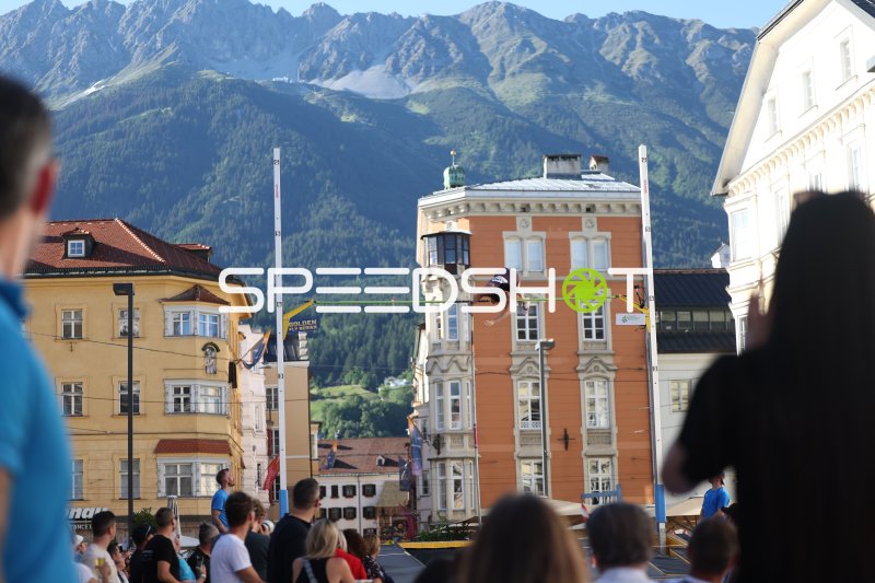Stabhochsprung in der Altstadt Innsbruck beim Golden Fly Series Event