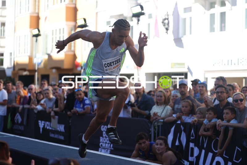 Chenoult Lionel Coetzee beim Weitsprung in der Altstadt Innsbruck