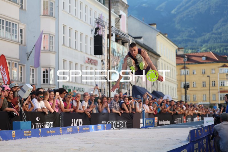 Weitsprung-Athlet beim Golden Fly Series in Innsbruck