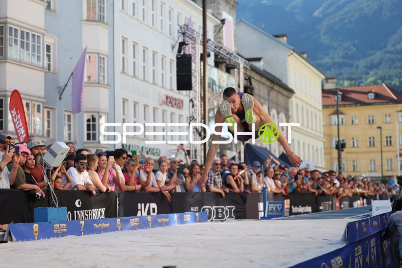 Weitsprung-Athlet beim Golden Fly Series Event in der Altstadt Innsbruck
