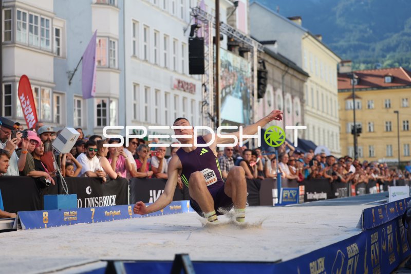 Weitspringer YUKOV landet im Sand beim Golden Fly Series in Innsbruck