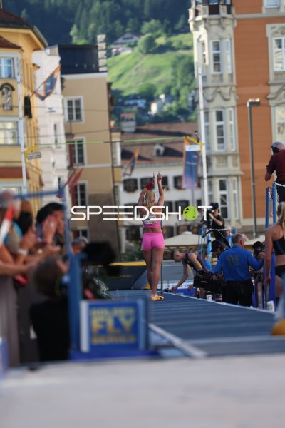 Apolena Švábíková beim Stabhochsprung in der Altstadt Innsbruck