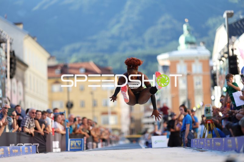 Nemata Nikiema beim Weitsprung in der Altstadt Innsbruck