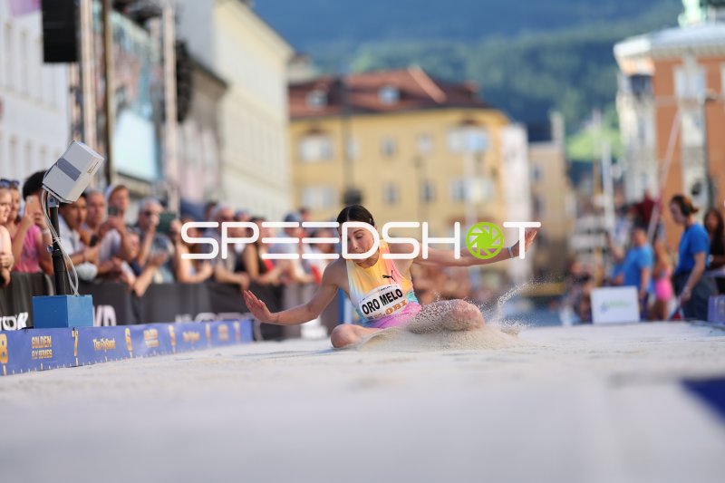Leticia Oro Melo beim Weitsprung in der Altstadt Innsbruck