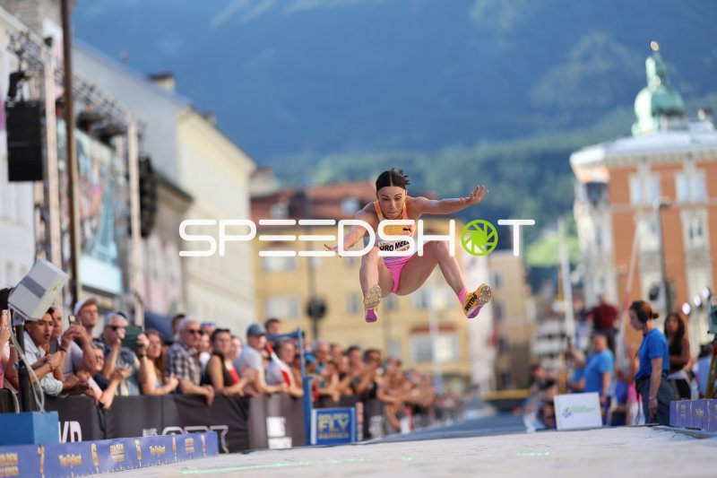 Leticia Oro Melo beim Weitsprung in der Altstadt Innsbruck