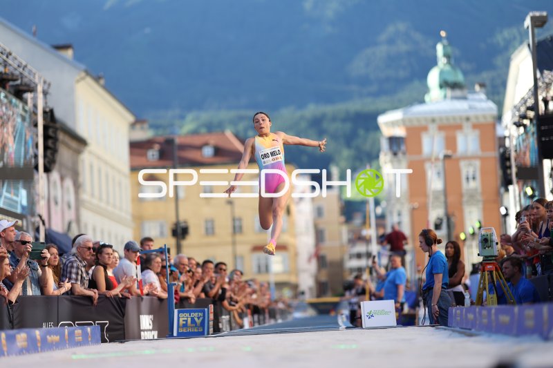 Leticia Oro Melo beim Weitsprung in der Altstadt Innsbruck