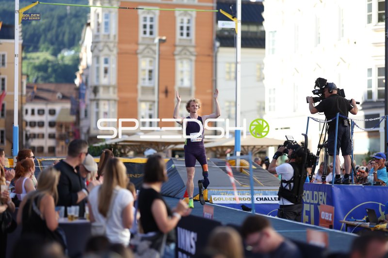 Joel de Jong beim Weitsprung beim Golden Roof Challenge in Innsbruck