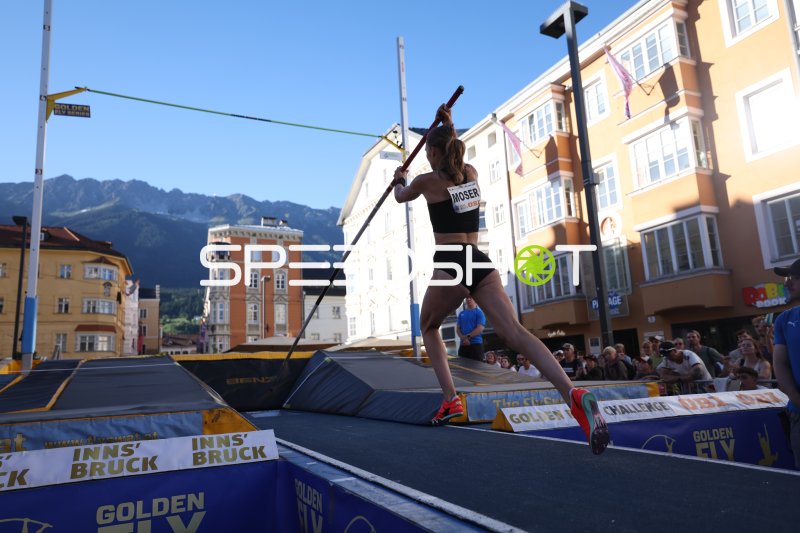 Moser beim Stabhochsprung in der Altstadt Innsbruck – Golden Fly Challenge