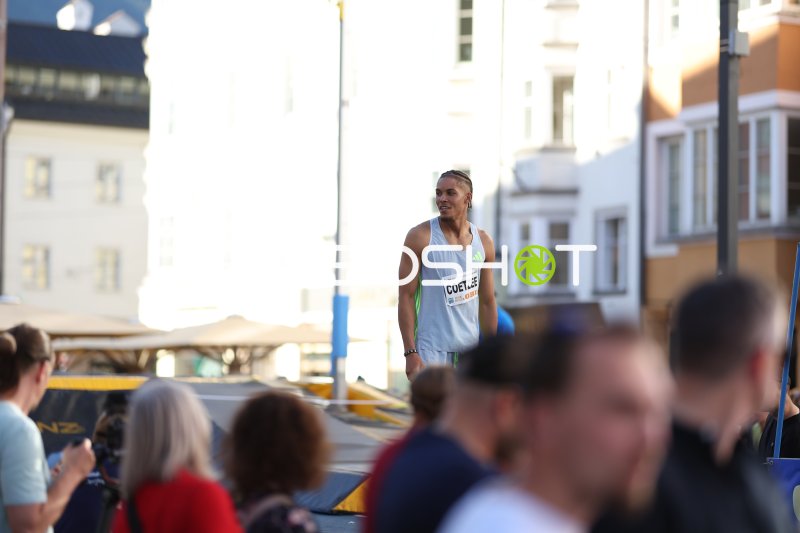 Chenoult Lionel Coetzee beim Weitsprung in der Altstadt Innsbruck