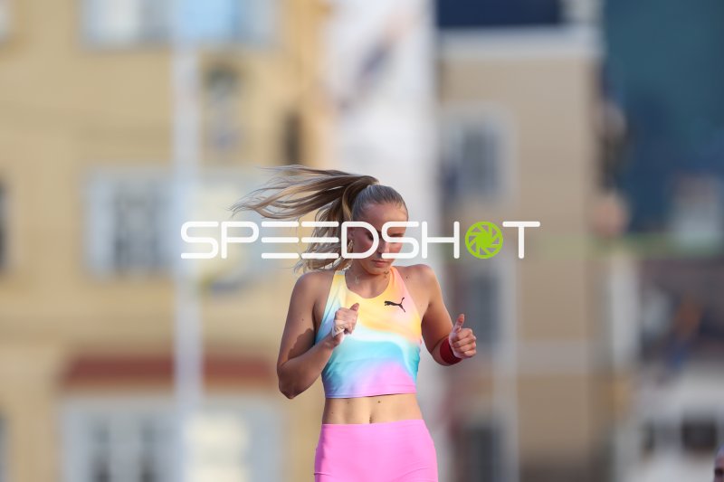 Apolena Švábíková beim Stabhochsprung in Innsbruck