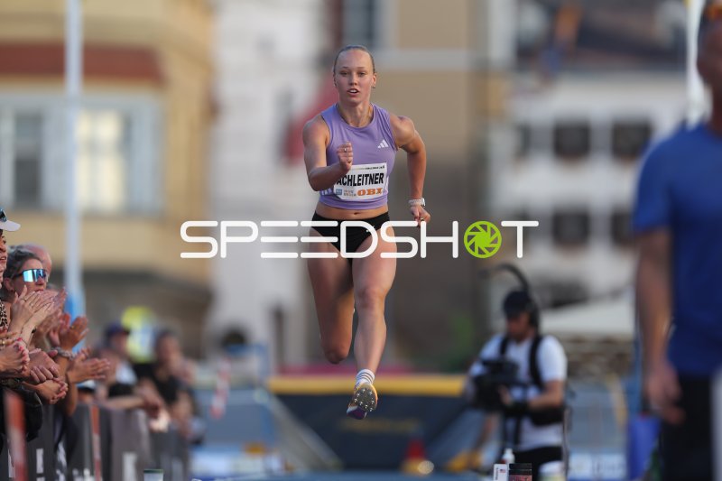 Deborah Achleitner beim Weitsprung-Anlauf in Innsbruck