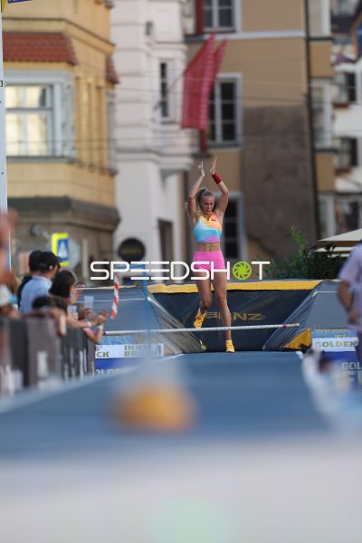 Athletin beim Stabhochsprung in der Altstadt Innsbruck