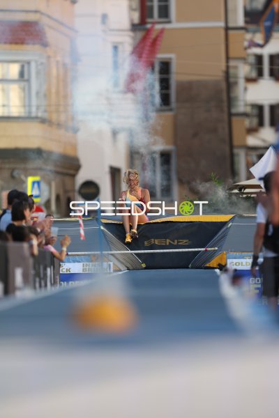 Weitsprung-Athletin landet in der Sandgrube bei Event in Innsbruck