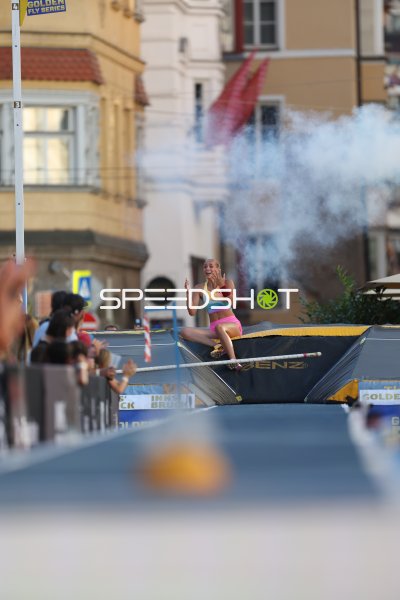 Stabhochsprung-Athletin jubelt auf der Matte beim Golden Fly Series in Innsbruck