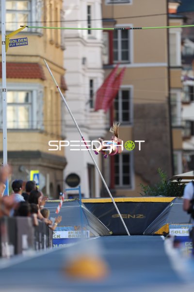 Stabhochsprung-Athletin bei der Golden Fly Series in Innsbruck