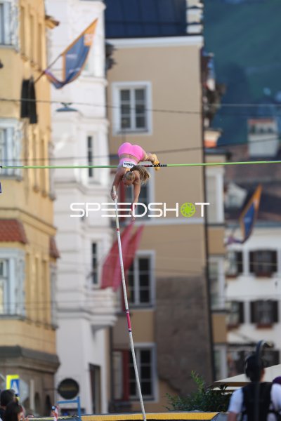 Apolena Švábíková beim Stabhochsprung in der Altstadt Innsbruck
