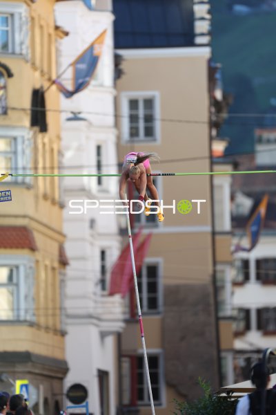 Apolena Švábíková beim Stabhochsprung in der Altstadt Innsbruck