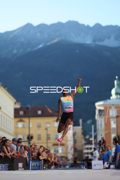 Aniel Molina beim Weitsprung in der Altstadt Innsbruck