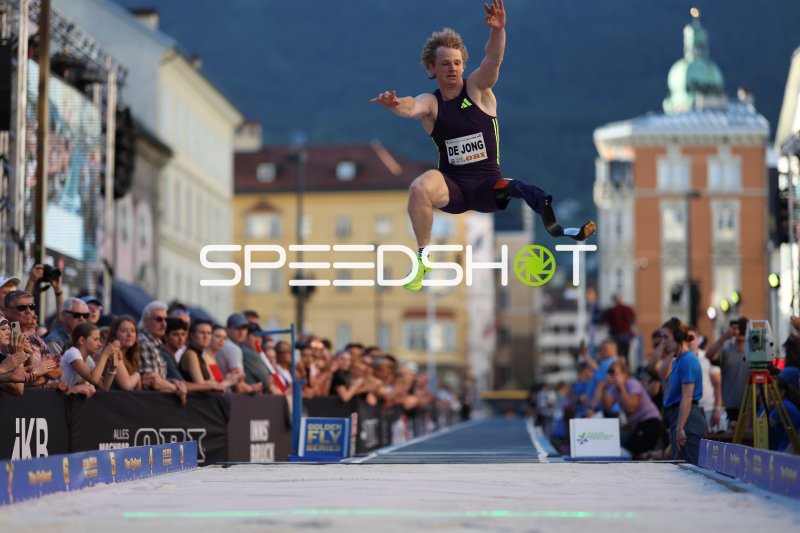 Joel de Jong beim Weitsprung in der Altstadt Innsbruck