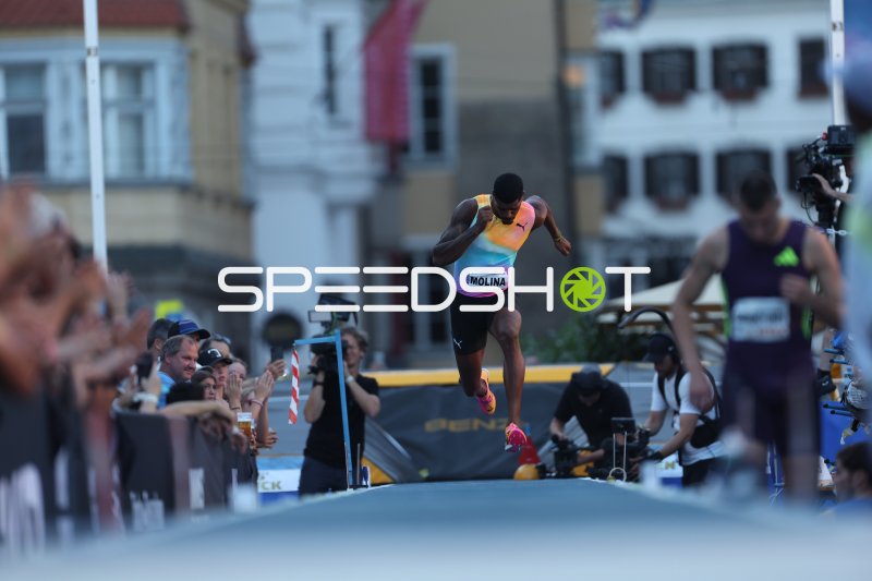 Aniel Molina beim Weitsprung in der Altstadt Innsbruck