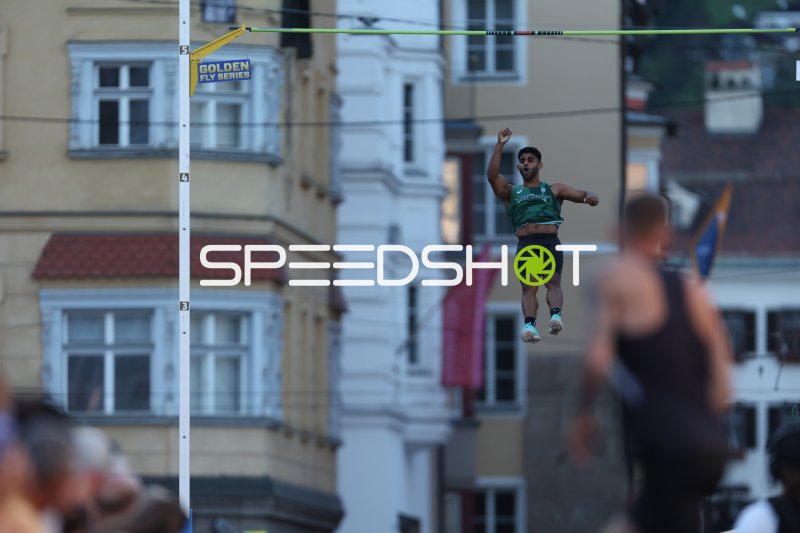 Stabhochspringer jubelt nach überquerter Latte bei Golden Fly Series Innsbruck