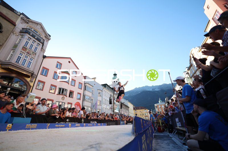 Weitsprung in der Altstadt Innsbruck beim Golden Fly Series Event