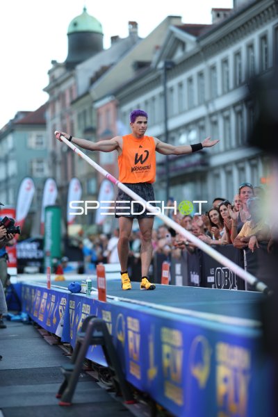 Riccardo Klotz beim Stabhochsprung in der Altstadt Innsbruck
