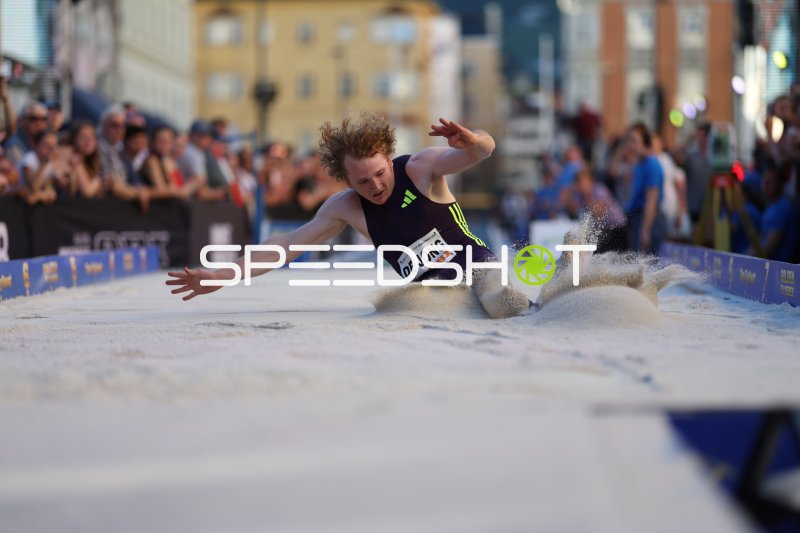 Joel de Jong beim Weitsprung in der Altstadt Innsbruck