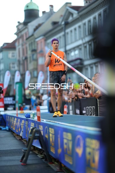 Riccardo Klotz beim Stabhochsprung in der Altstadt Innsbruck